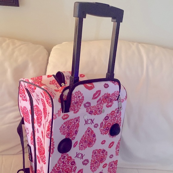 Betsy Johnson duffel bag. New with tags - Picture 4 of 5
